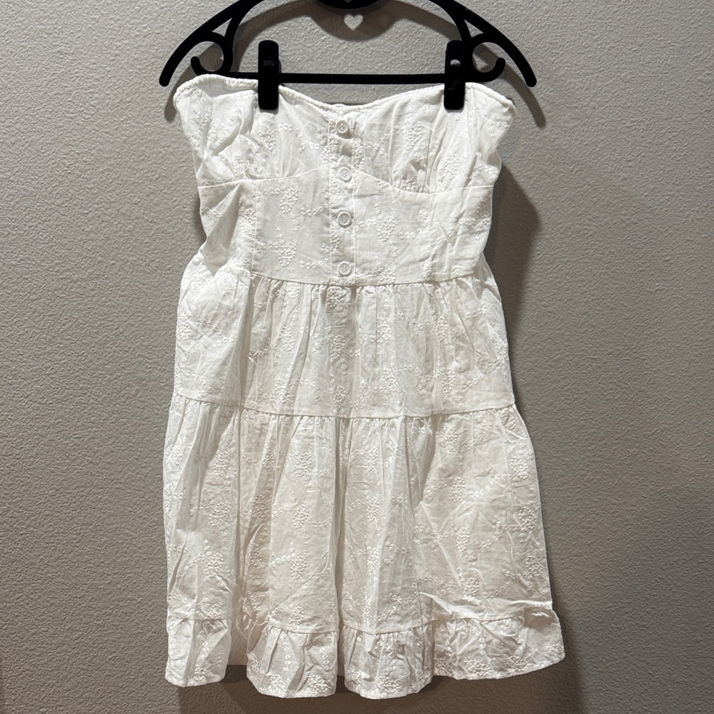 🤍 White Strapless Dress with Button Detail – Size L 🤍